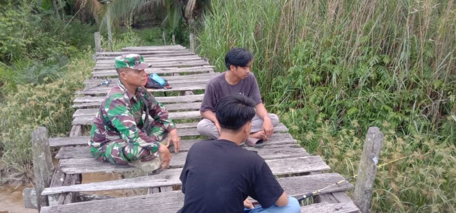 Babinsa Koramil 07/Reteh Pererat Kemanunggalan TNI-Rakyat Lewat Komsos di Kel. Benteng