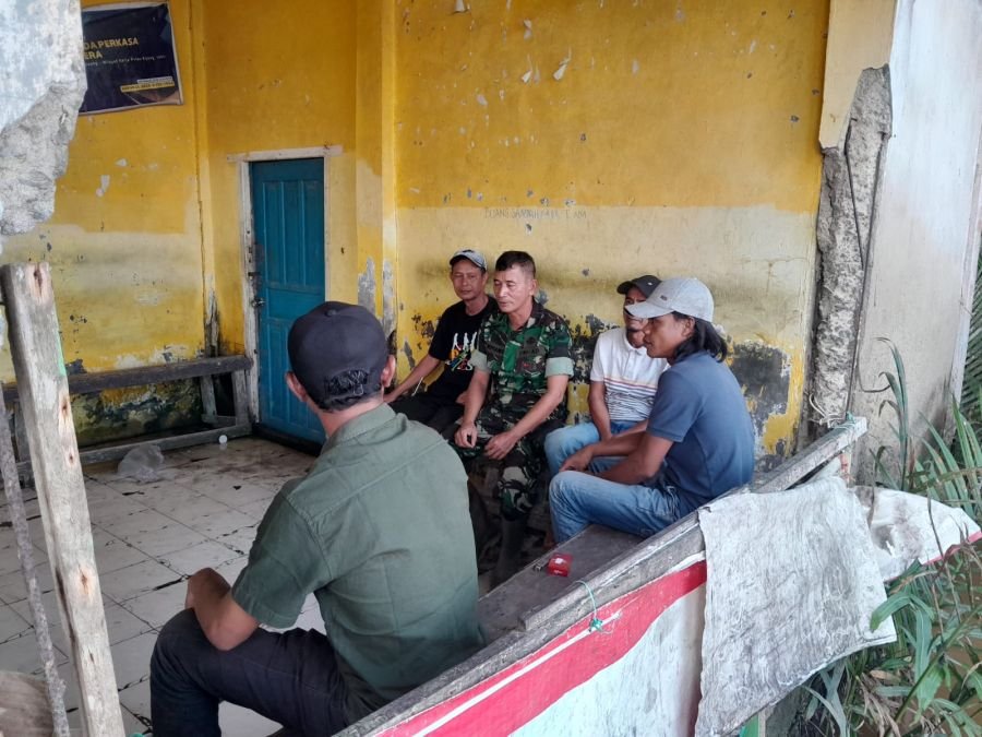 Babinsa Koramil 07/Reteh Perkuat Pengawasan SDM, Warga Diingatkan Jaga Keamanan Lingkungan