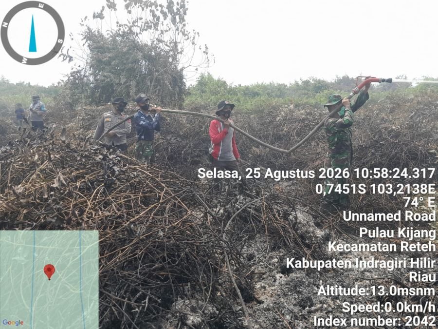 Babinsa Koramil 07/Reteh Pimpin Pemadaman Karhutla di Parit 2, 2 Ha Lahan Berhasil Dipadamkan