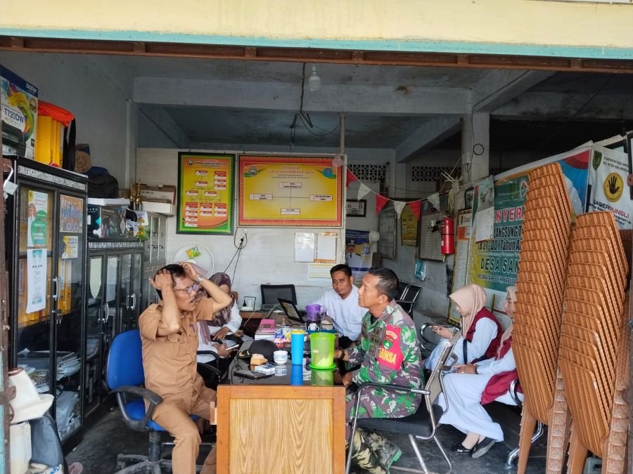 Babinsa Koramil 07/Reteh Sertu Johansah dan Pemdes Sanglar Perketat Pengawasan SDM