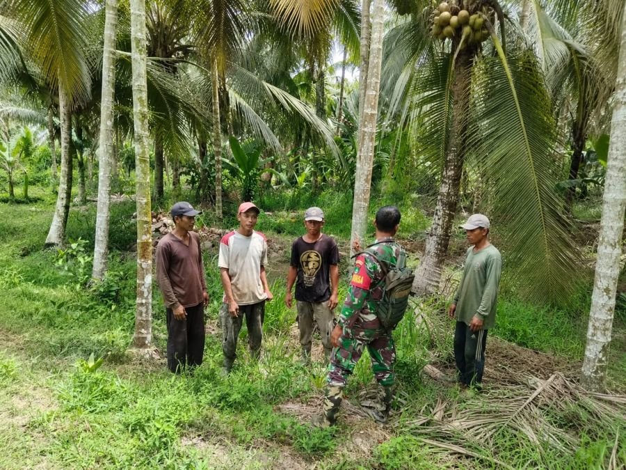 Babinsa Koramil 07/Reteh Sertu Johansah Patroli Tapal Batas dan Sosialisasi Karhutla di Desa Sanglar
