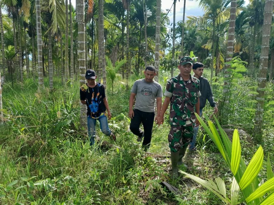 Babinsa Koramil 07/Reteh Sukses Bangun Kesadaran Karhutla Lewat Patroli Tapal Batas