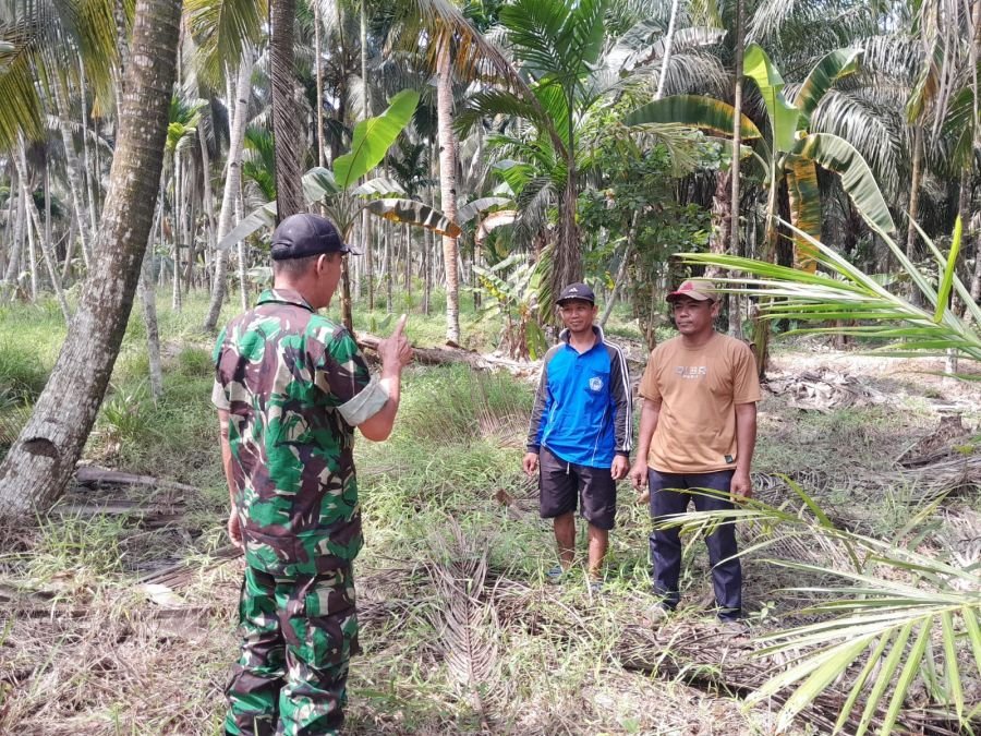 Babinsa Koramil 07/Reteh Tingkatkan Kesadaran Warga Cegah Kebakaran Hutan dan Lahan