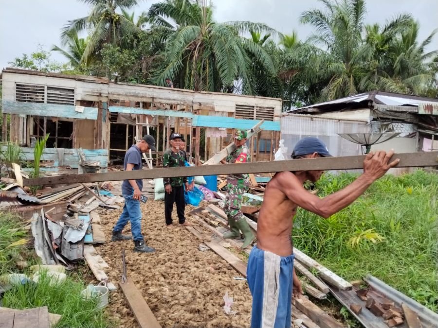 Babinsa Koramil 07/Reteh Turun Gotong Royong, Warga Seberang Sanglar Makin Solid