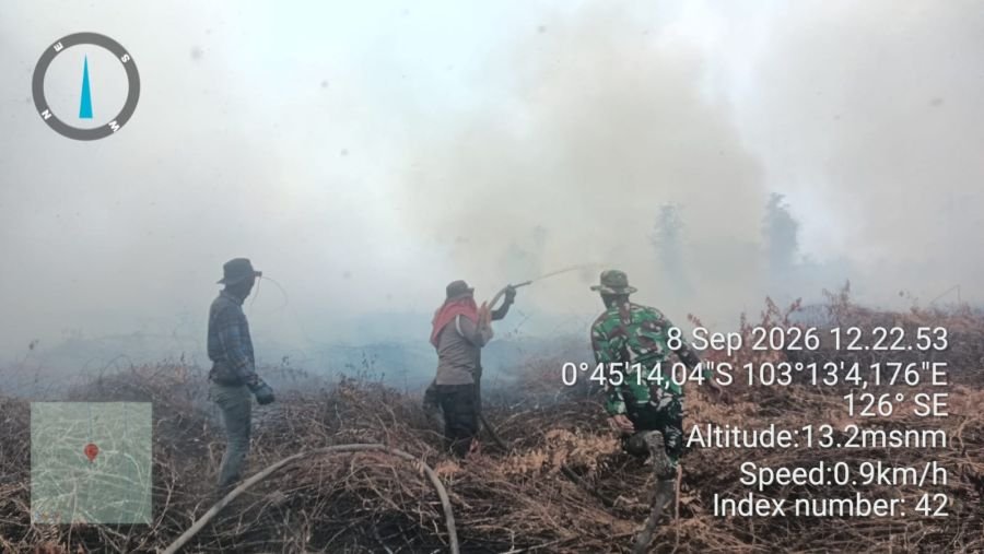 Babinsa Koramil 07/Reteh Turun Langsung Padamkan Karhutla Bersama Polri dan Masyarakat