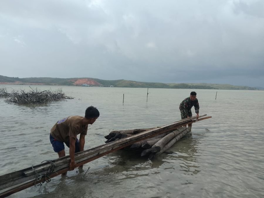 Babinsa Koramil 07/Tambelan Bantu Warga Pasang Patok Rumah Tepi Laut