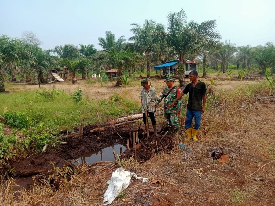 Babinsa Koramil 07/Tenayan Raya Bersama Warga Pantau Lahan Pascakarhutla, Pastikan Tak Ada Bara Ters