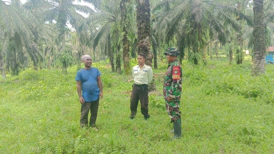 Babinsa Koramil 07/Tenayan Raya Gandeng Warga Cegah Karhutla, Wilayah Tetap Aman Tanpa Titik Api
