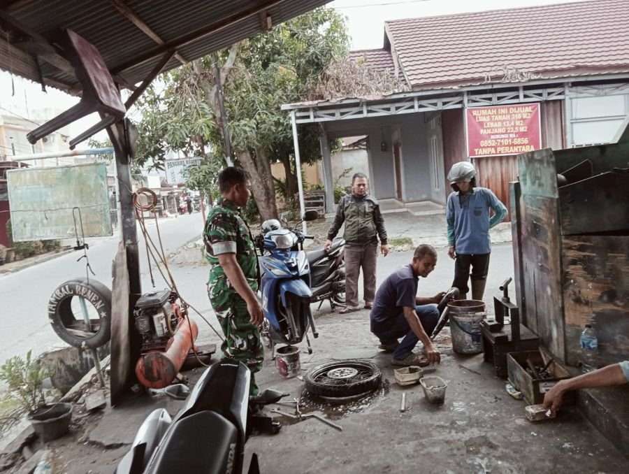 Babinsa Koramil 07/Tenayan Raya Gelar Komsos Bersama Warga dan Tukang Tambal Ban