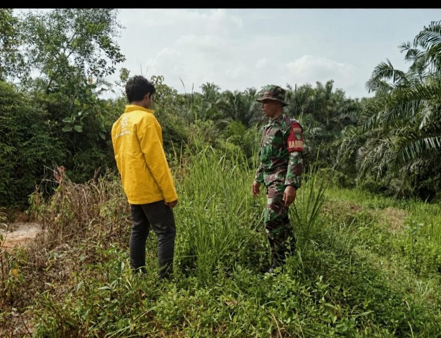 Babinsa Koramil 07/Tenayan Raya Gencarkan Patroli dan Sosialisasi Cegah Karhutla di Wilayah Rawan