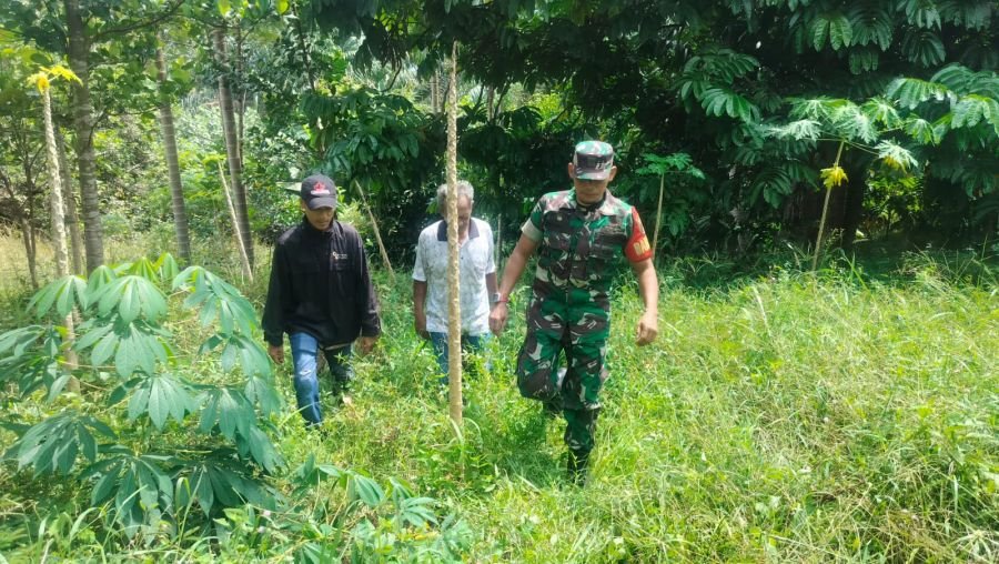 Babinsa Koramil 07/Tenayan Raya Gencarkan Patroli dan Sosialisasi Karhutla di Sialang Sakti