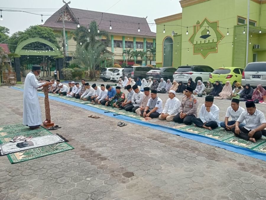 Babinsa Koramil 07/Tenayan Raya Hadir di Salat Istisqa, Warga Rejosari Berdoa Memohon Hujan