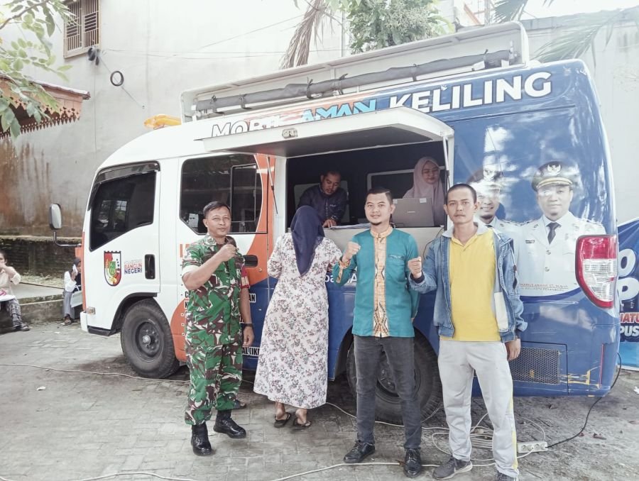 Babinsa Koramil 07/Tenayan Raya Kawal Layanan Mobil AMAN, Warga Bencah Lesung Rasakan Kemudahan Urus
