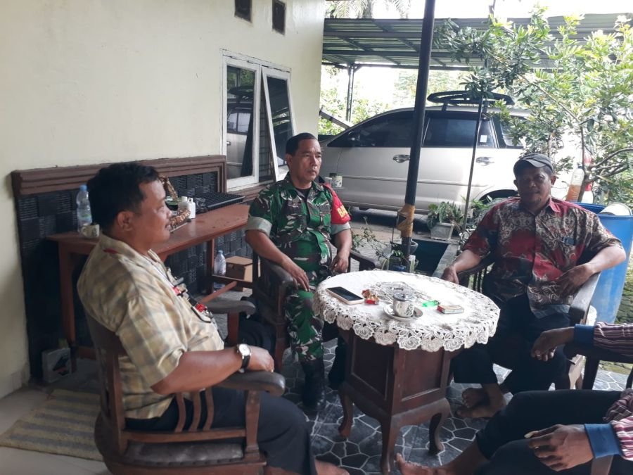 Babinsa Koramil 07/Tenayan Raya Komsos Bersama Staf Kelurahan Bahas Program Sertifikat Tanah