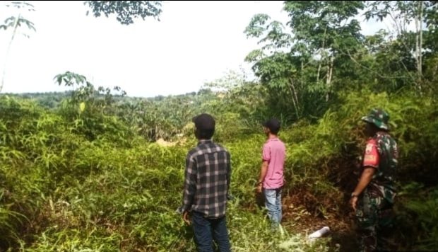 Babinsa Koramil 07/Tenayan Raya Laksanakan Patroli Terpadu dan Sosialisasi Pencegahan Karhutla