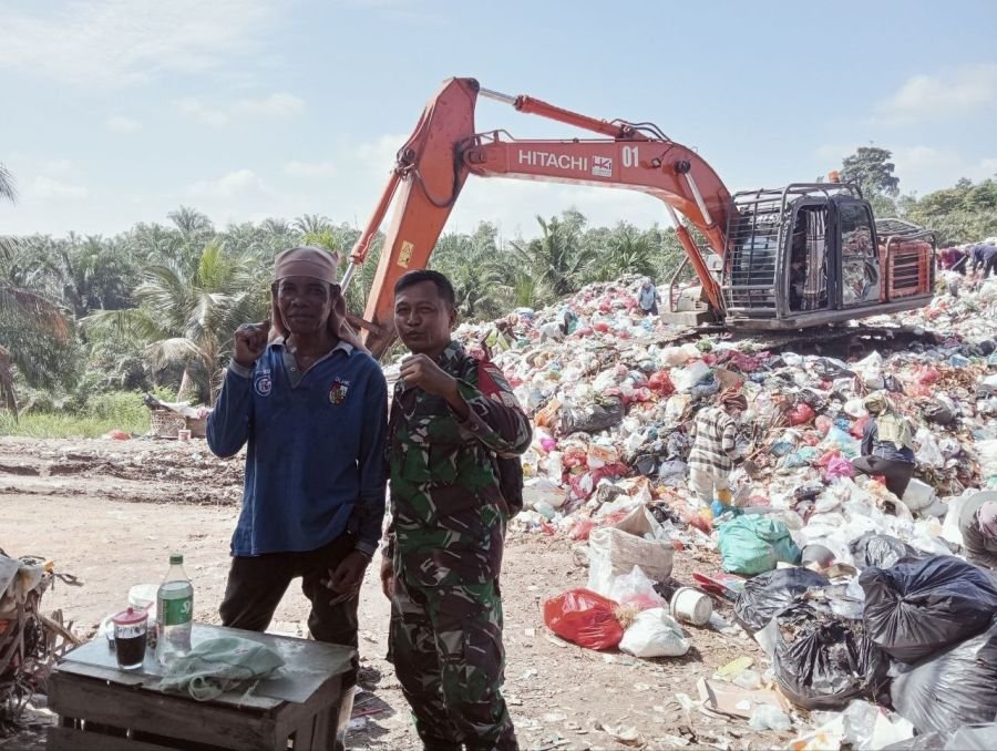 Babinsa Koramil Tenayan Raya Laksanakan Pengamanan Transdepo, Wujudkan Lingkungan Aman