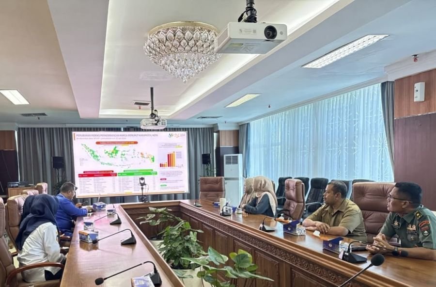 Babinsa Koramil 07/Tenayan Raya Monitor Rapat Pengendalian Inflasi Bersama Mendagri
