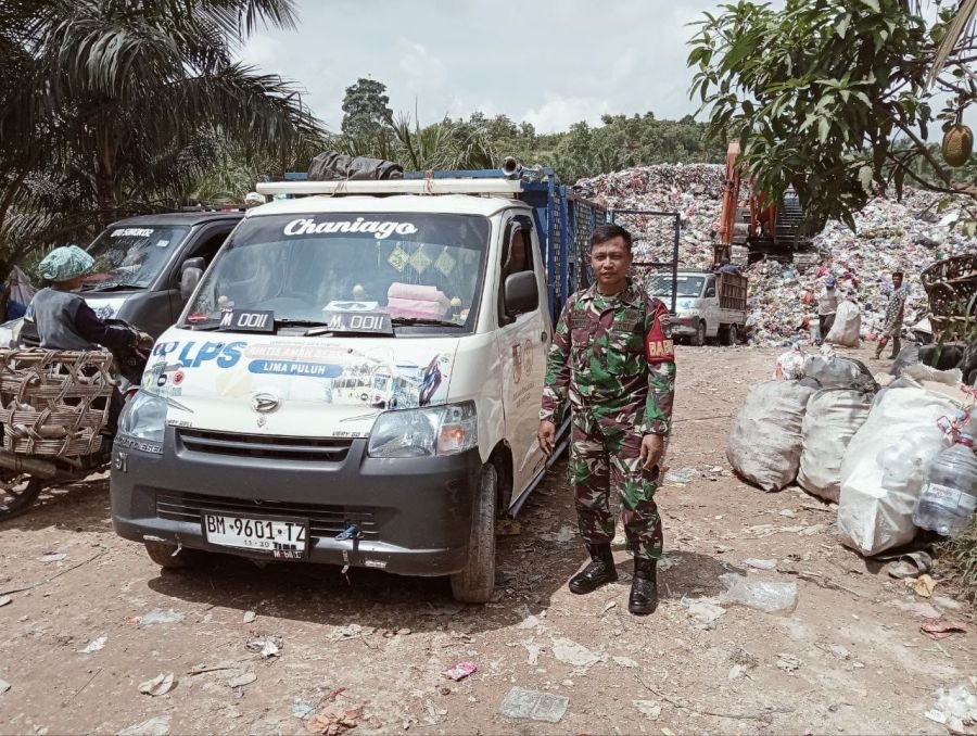 Babinsa Koramil 07/Tenayan Raya Pastikan Kegiatan Transdepo Berlangsung Tertib