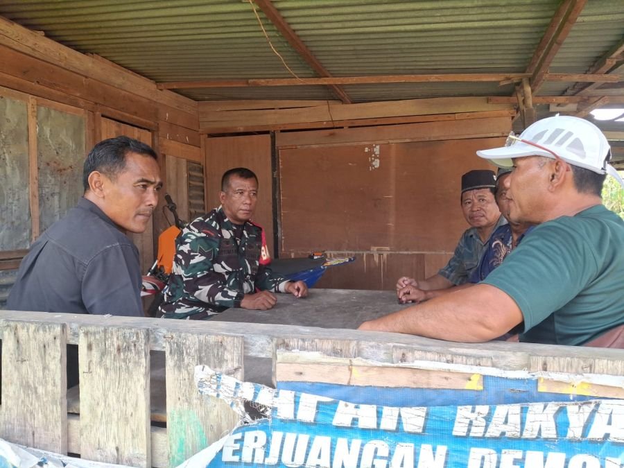 Babinsa Koramil 07/Tenayan Raya Perkuat Komsos dan Ajak Warga Jaga Kamtibmas