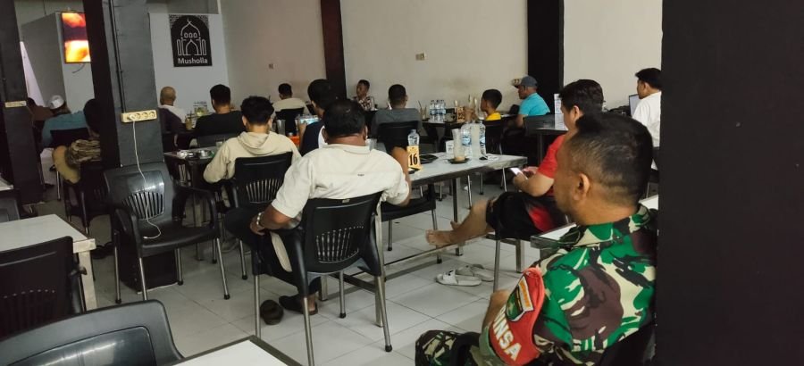 Babinsa Koramil 07/Tenayan Raya Pererat Silaturahmi dengan Warga Lewat Nobar Piala Dunia