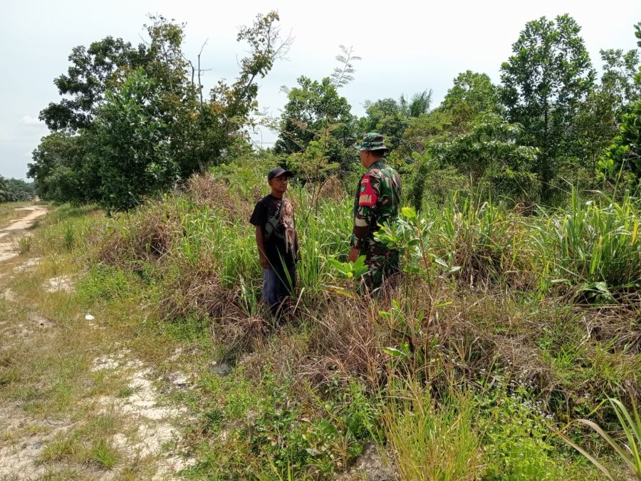 Babinsa Koramil 07/TR Bersama Warga Intensifkan Patroli dan Sosialisasi Pencegahan Karhutla