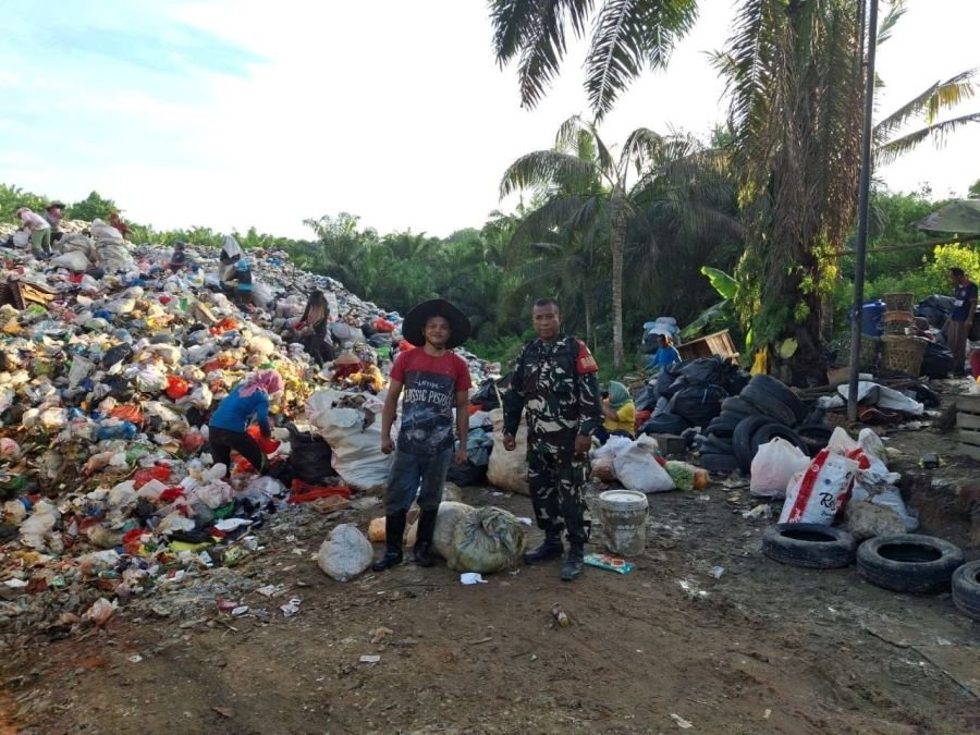 Babinsa Koramil 07/TR Hadir di Tengah Masyarakat, Pastikan Aktivitas Transdepo Aman