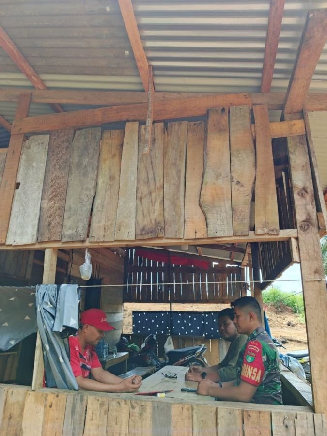 Babinsa Koramil 08/KM Ajak Warga Tingkatkan Keamanan Lingkungan Melalui Komsos