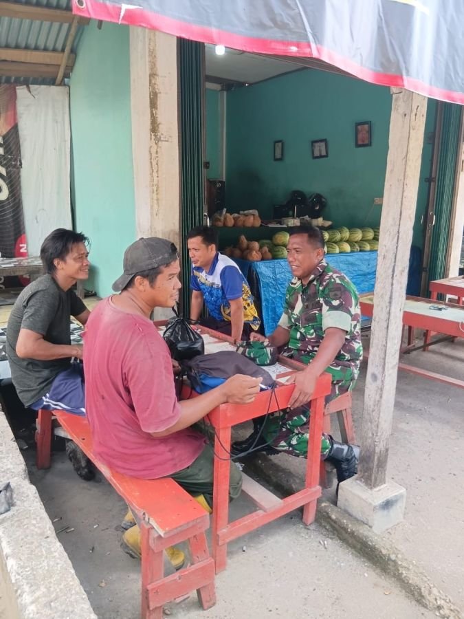 Babinsa Koramil 08/KM Gelar Komsos Bersama Warga Binaan di Desa Muara Petai