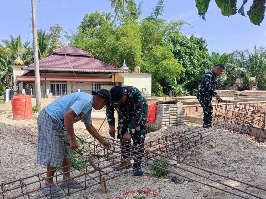 Babinsa Koramil 08/KM Gotong Royong Bantu Pembangunan Rumah Warga