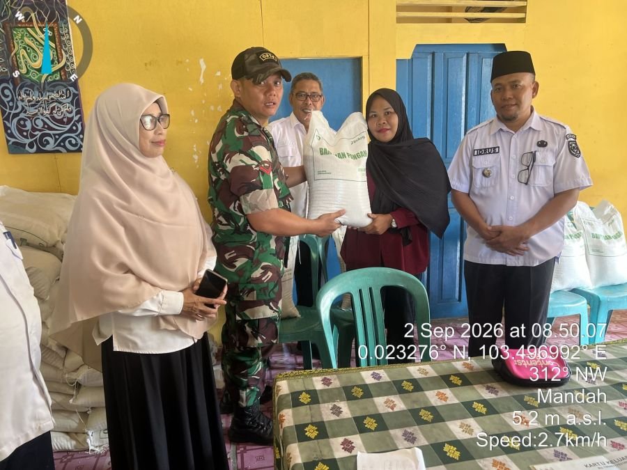 BABINSA KORAMIL 08/MANDAH  KAWAL PENYALURAN BERAS BANTUAN UNTUK 469 KK DI KEL. KHAIRIAH MANDAH