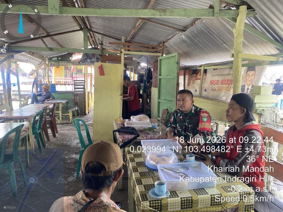 Babinsa Koramil 08/Mandah Komsos Dengan Tokoh Masyarakat Di Wilayah Binaan.