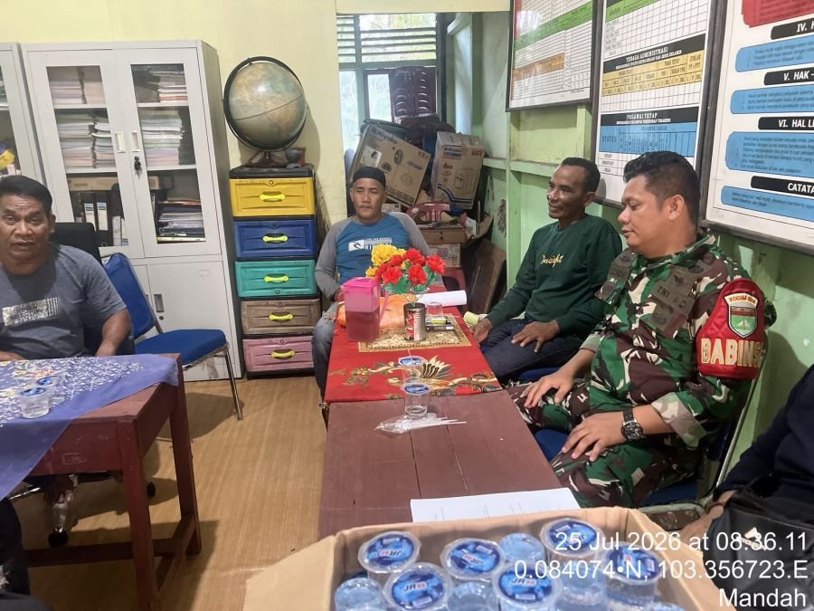 Babinsa Koramil 08/Mandah, Kopda Hendri melaksanakan Komunikasi Sosial (Komsos) Bersama Masyarakat