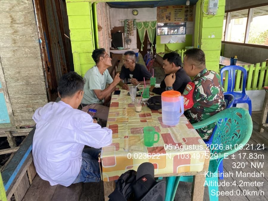 Babinsa Koramil 08/Mandah Laksanakan Komsos Membangun Komunikasi di Wilayah Binaan