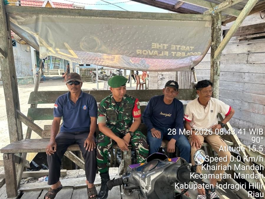Babinsa Koramil 08/Mandah Laksanakan Komsos di Pangkalan Ojek, Perkuat Kemanunggalan dengan Rakyat