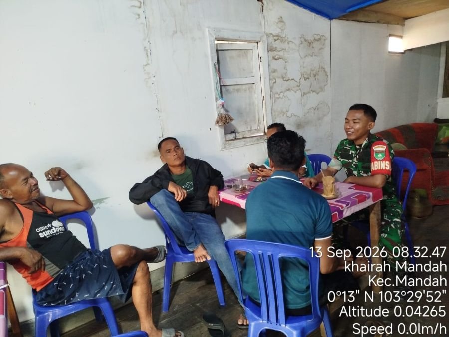 Babinsa Koramil 08/Mandah Lakukan  Komsos pengawasan SDM, Kamtibmas untuk Antisipasi Konflik Sosial