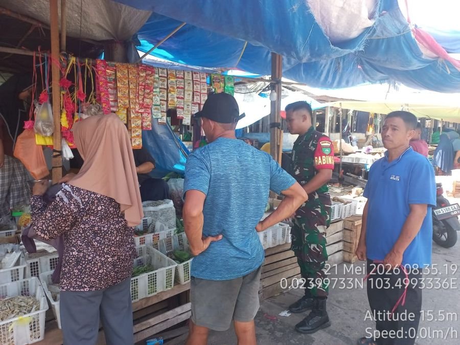 Babinsa Koramil 08/Mandah Melaksanakan Pengecekan Harga  Sembako