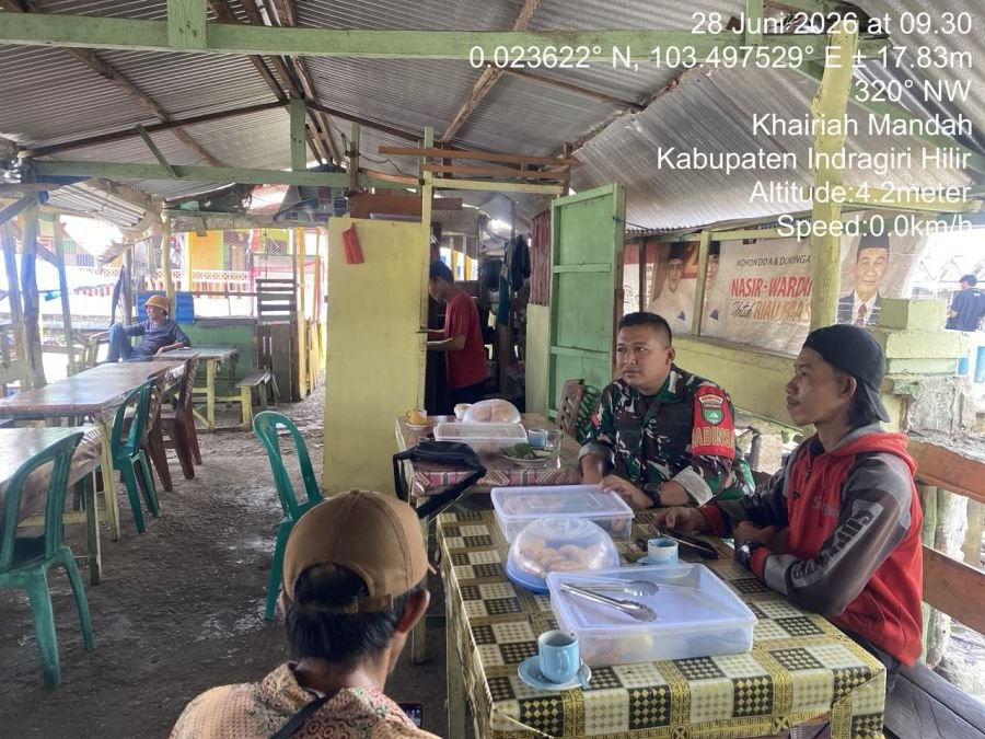 Babinsa Koramil 08/Mandah Melaksanakan Komsos Menjaga Jalinan Tali Silaturahmi Yang Baik di wilayah