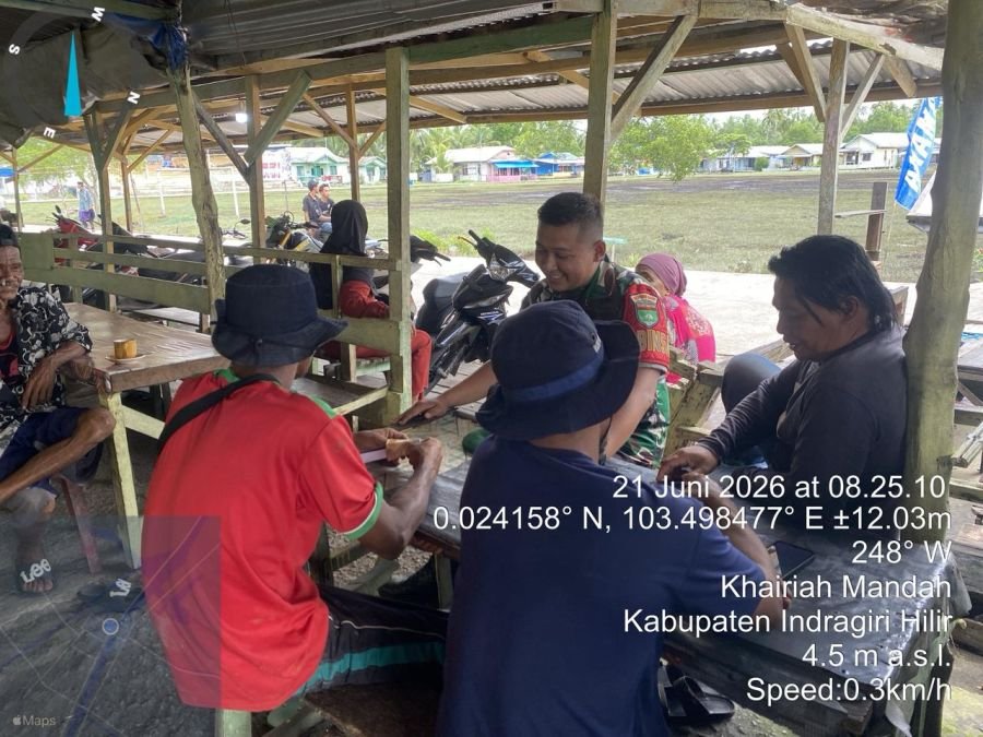 BABINSA KORAMIL 08/MANDAH PRATU KEVIEN PRAYOGO MELAKSANAKAN KEGIATAN KOMSOS BERSAMA TOKOH MASYARAKAT