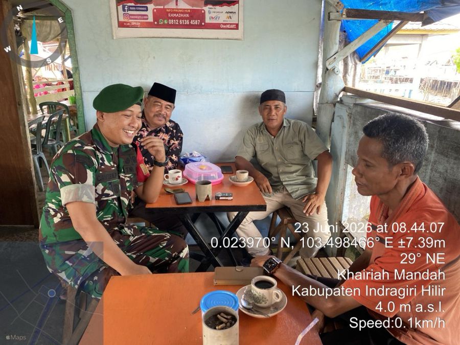 BABINSA KORAMIL 08/MANDAH PRATU KEVIEN PRAYOGO MELAKSANAKAN KEGIATAN KOMSOS BERSAMA TOKOH MASYARAKAT