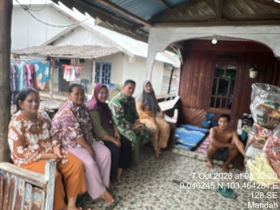 Babinsa Koramil 08/Mandah Tingkatkan Keamanan dan Harmonisasi Masyarakat Melalui Komsos