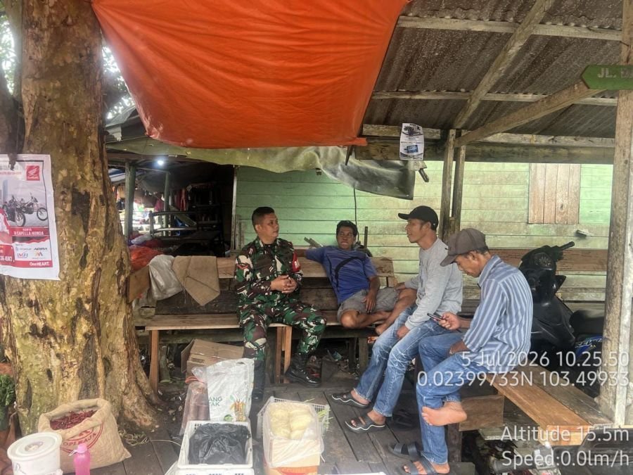 Babinsa Koramil 08/Mdh bersama Bhabinkamtibmas melaksanakan Komsos bersama komponen  SDM masyarakat