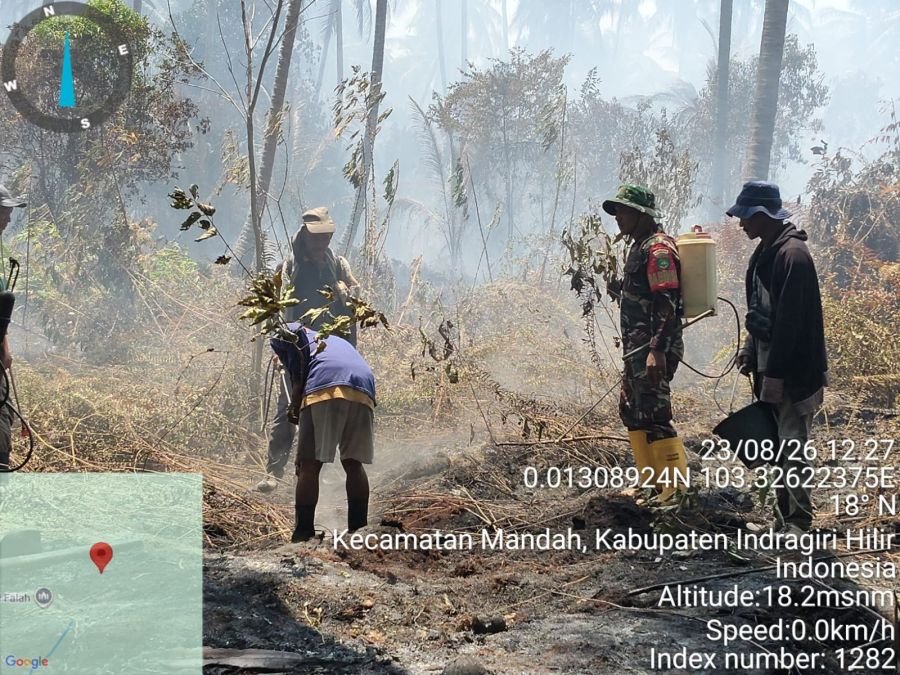 Babinsa Koramil 08/Mdh Bersama Komduk dan Masyarakat Berjibaku Madamkan titik api di Batang Tumu