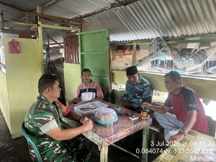 Babinsa Koramil 08/Mdh Dim 0314/Inhil, Melaksanakan Komunikasi Sosial (Komsos) dengan Ketua RT Sei.