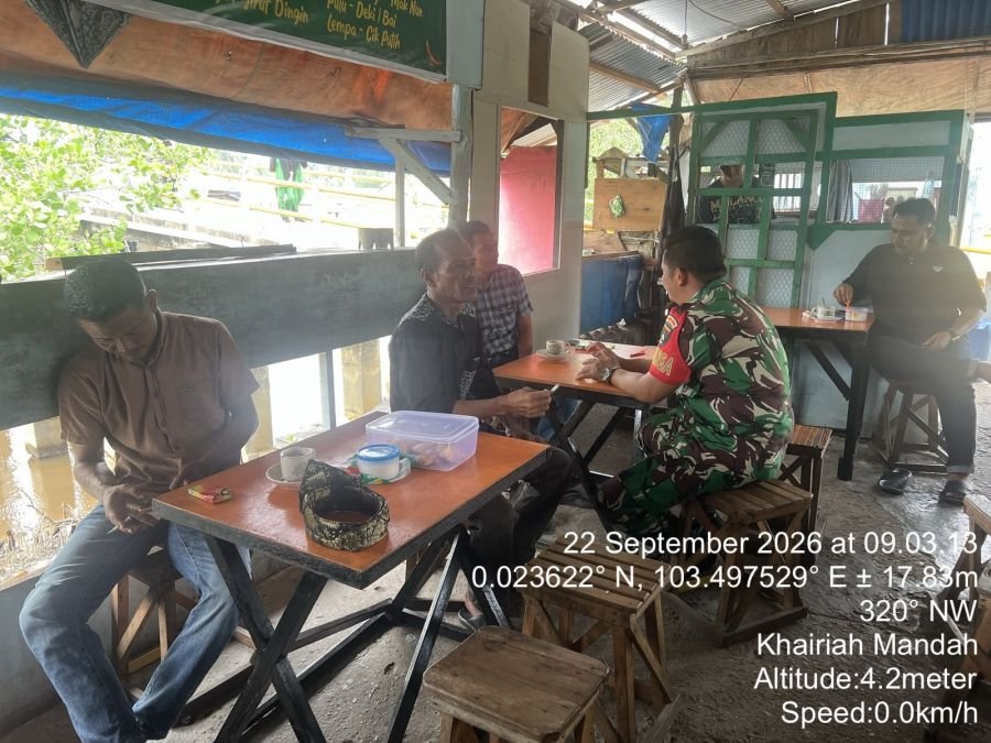 Babinsa Koramil 08/Mdh. Melaksanakan kegiatan Komsos bersama masyarakat binaan di Pelabuhan Sembuang