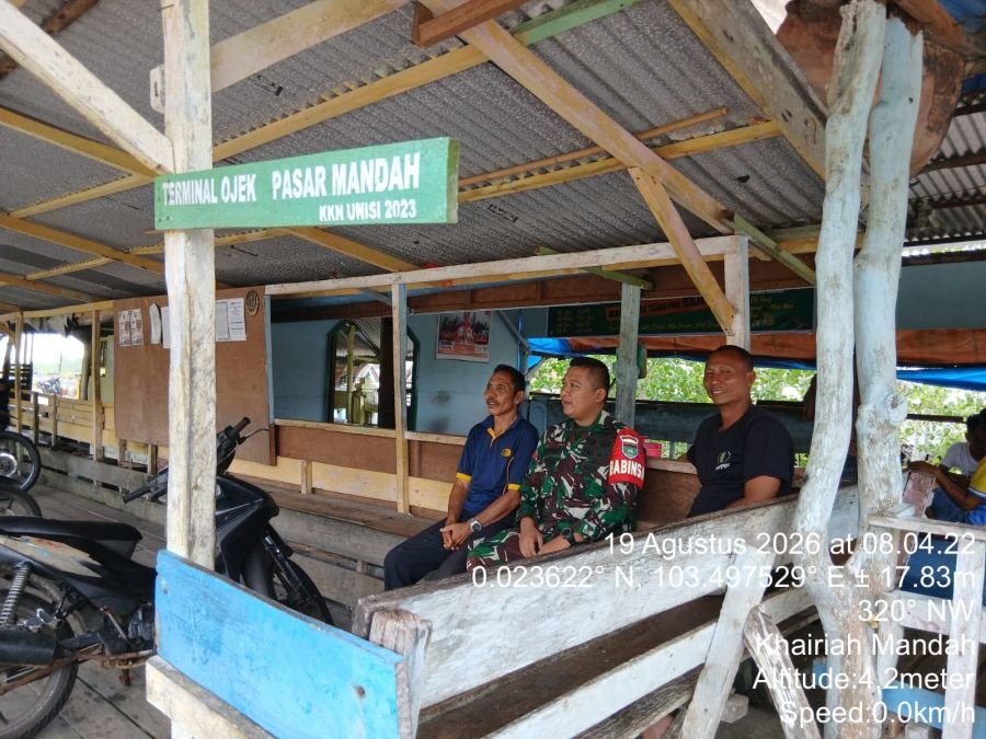 Babinsa Koramil 08/Mdh Melaksanakan Kegiatan Komsos Bersama Pengojek di Pangkalan Ojek Pasar Mandah