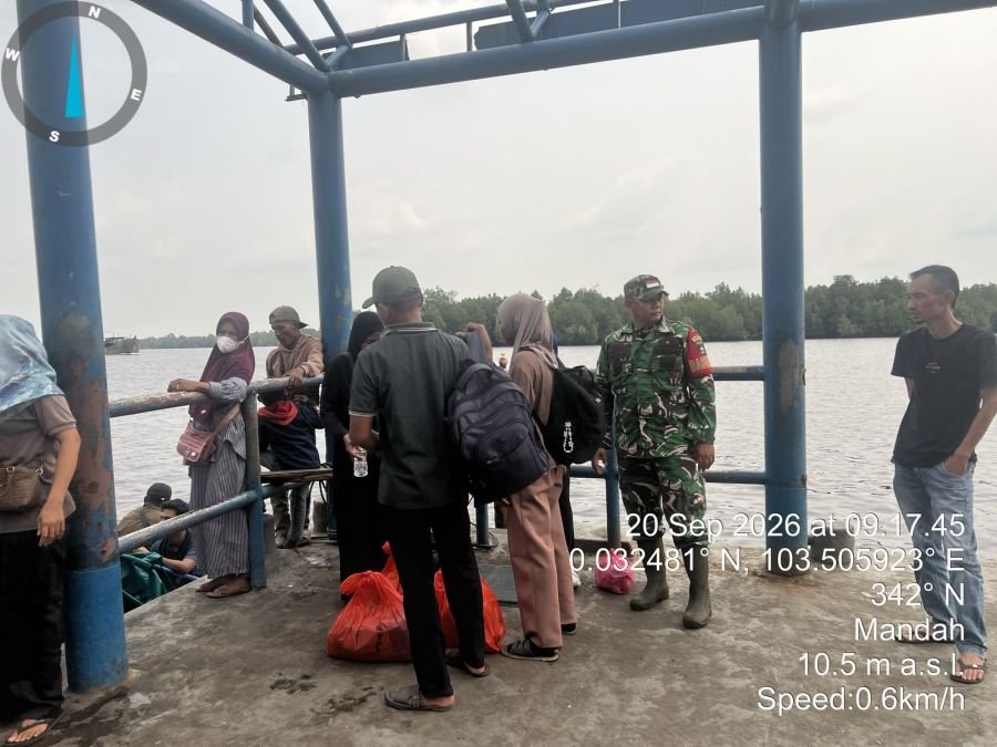 Babinsa Koramil 08/Mdh Perkuat Kamtibmas dengKomsos bersama masyarakat binaan di Pelabuhan Sembuang