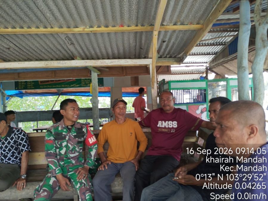 Babinsa Koramil 08/Mdh Pratu Bagus Pranata melaksanakan kegiatan Komsos pengawasan SDM bersama masya