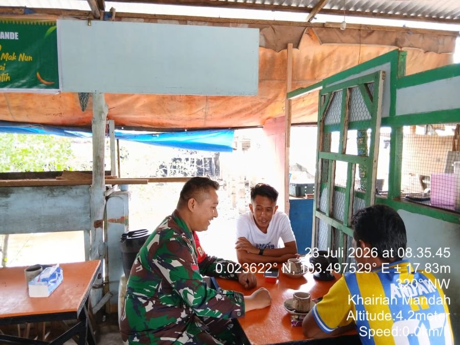 Babinsa Koramil 08/MDH,  Pratu Kevien Prayogo melaksanakan Komsos Di Wilayah Binaaan
