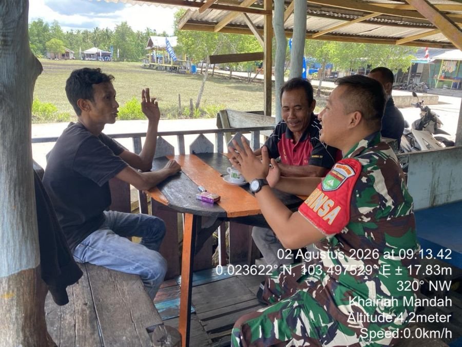 Babinsa Koramil 08/MDH, Pratu Kevien Prayogo, melaksanakan kegiatan Komsos di  Kelurahan Mandah