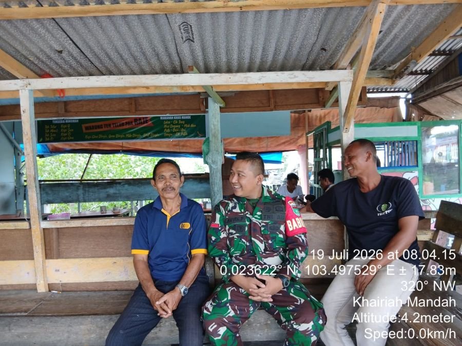 Babinsa Koramil 08/MDH, Pratu Kevien Prayogo melaksanakan Komunikasi Sosial Komsos Di Kampung Pancas